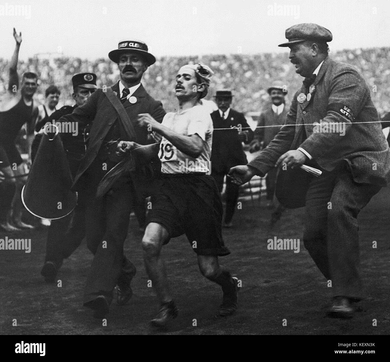 Dorando Pietri était un coureur italien connu pour sa finale spectaculaire aux Jeux olympiques de Londres en 1908. Son effondrement près de la ligne d'arrivée est devenu un moment historique dans l'histoire olympique. Banque D'Images