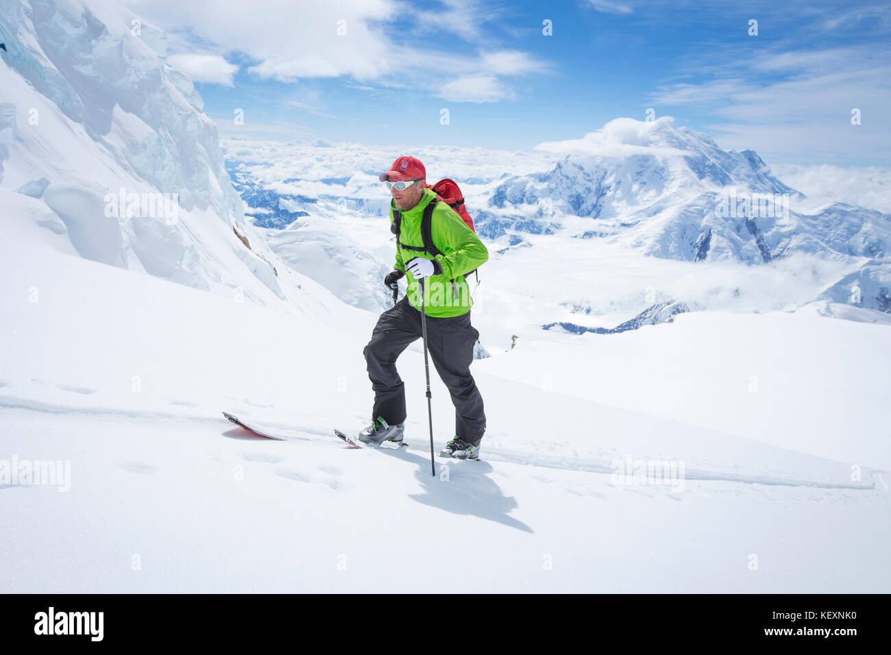 Un ski alpiniste sur le glacier Kahiltna du parc national de Denali en Alaska. Le mont Foraker est en arrière-plan. Banque D'Images