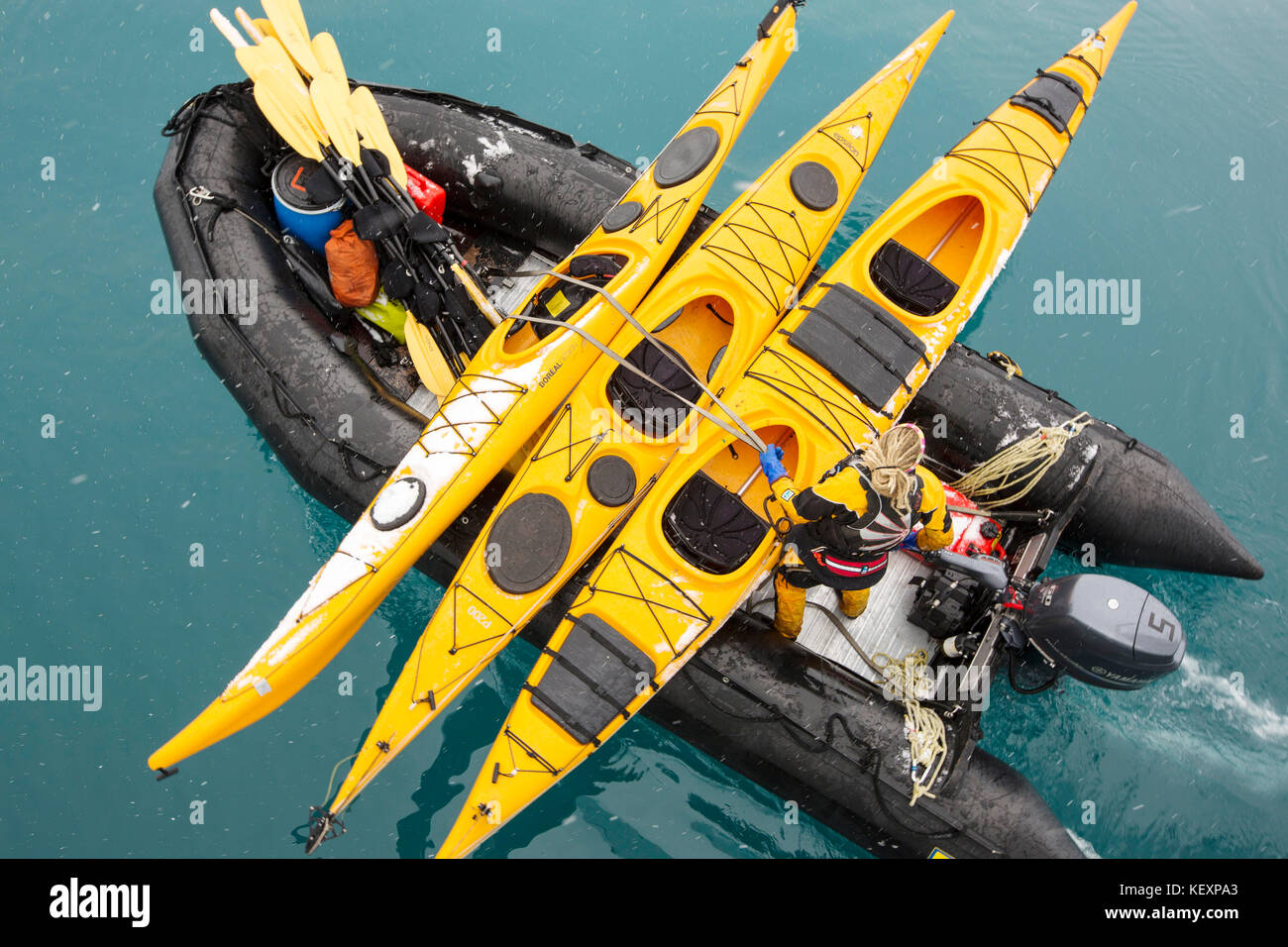 Zodiaks et de kayaks de mer d'être soulevé du pont d'une expédition en bateau de croisière, au large de la Géorgie du Sud, l'Antarctique. Banque D'Images