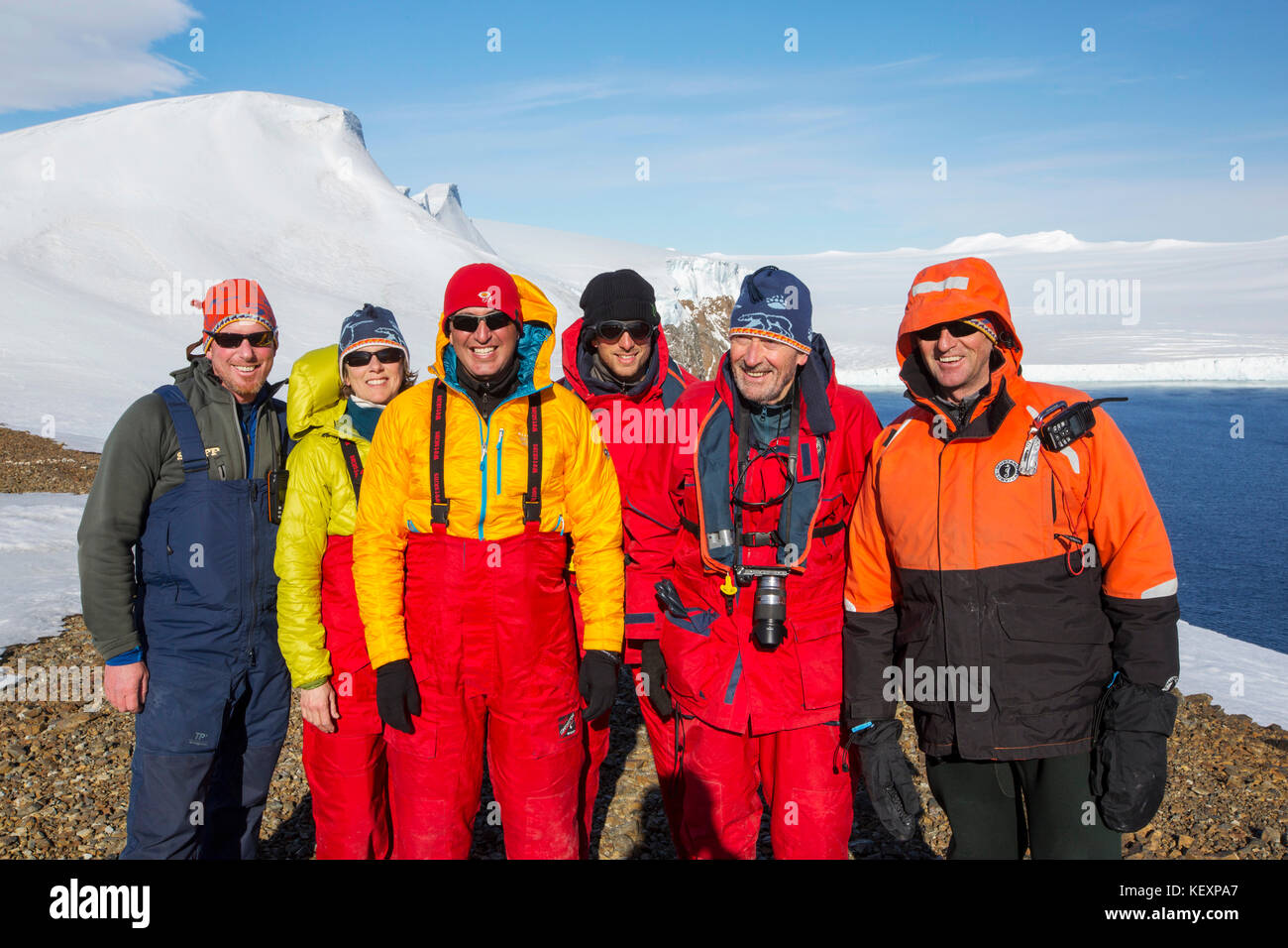 Un groupe d'une expédition croisière sur Joinville île au large de la péninsule antarctique. La péninsule est un des plus rapides des lieux réchauffement de la planète. Banque D'Images