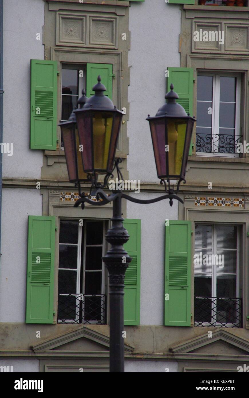 Volets verts sur windows et une vieille lampe de rue dans la région de  Lausanne, Suisse Photo Stock - Alamy