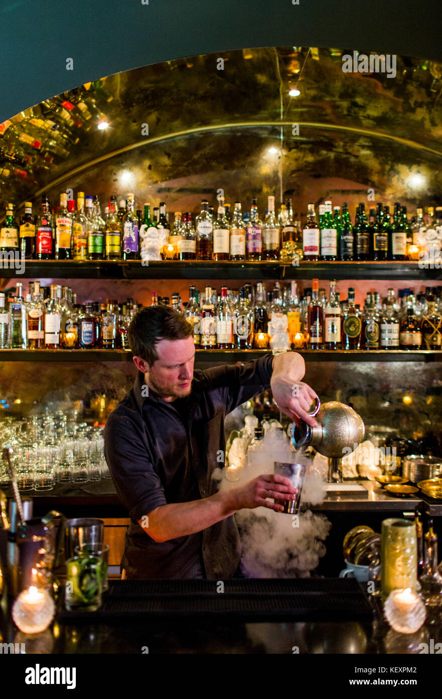 Un barman fait un cocktail de fantaisie dans un bar chic dans la capitale Seattle Hill. Banque D'Images