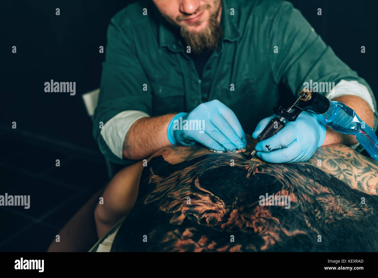Maître tatouage artiste fait un tatouage. libre Banque D'Images