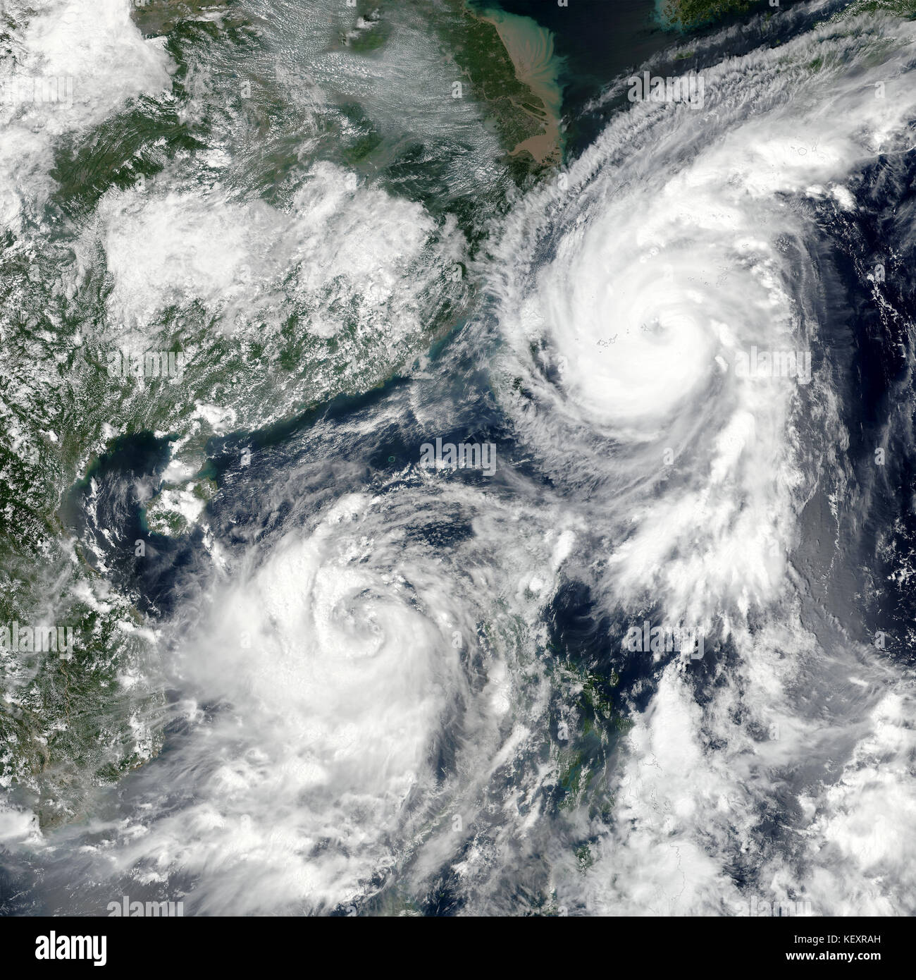 Les typhons talim et doksuri. Les éléments de cette image fournie par la NASA. Banque D'Images