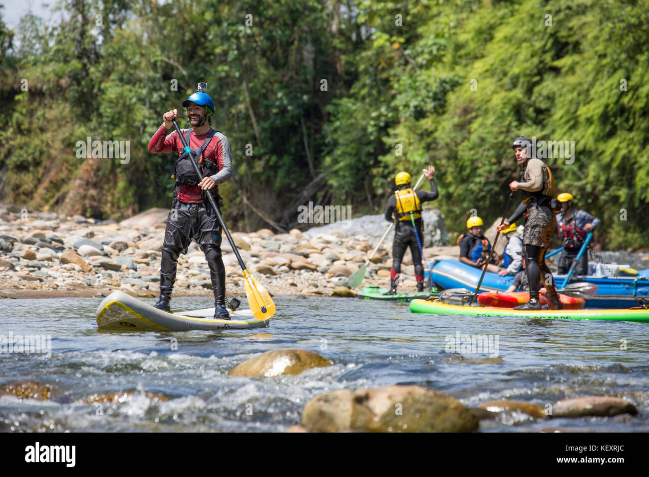 Photographie de stand-up paddleboard jungle river navigation athlètes, parc national de Manu, Pérou Banque D'Images