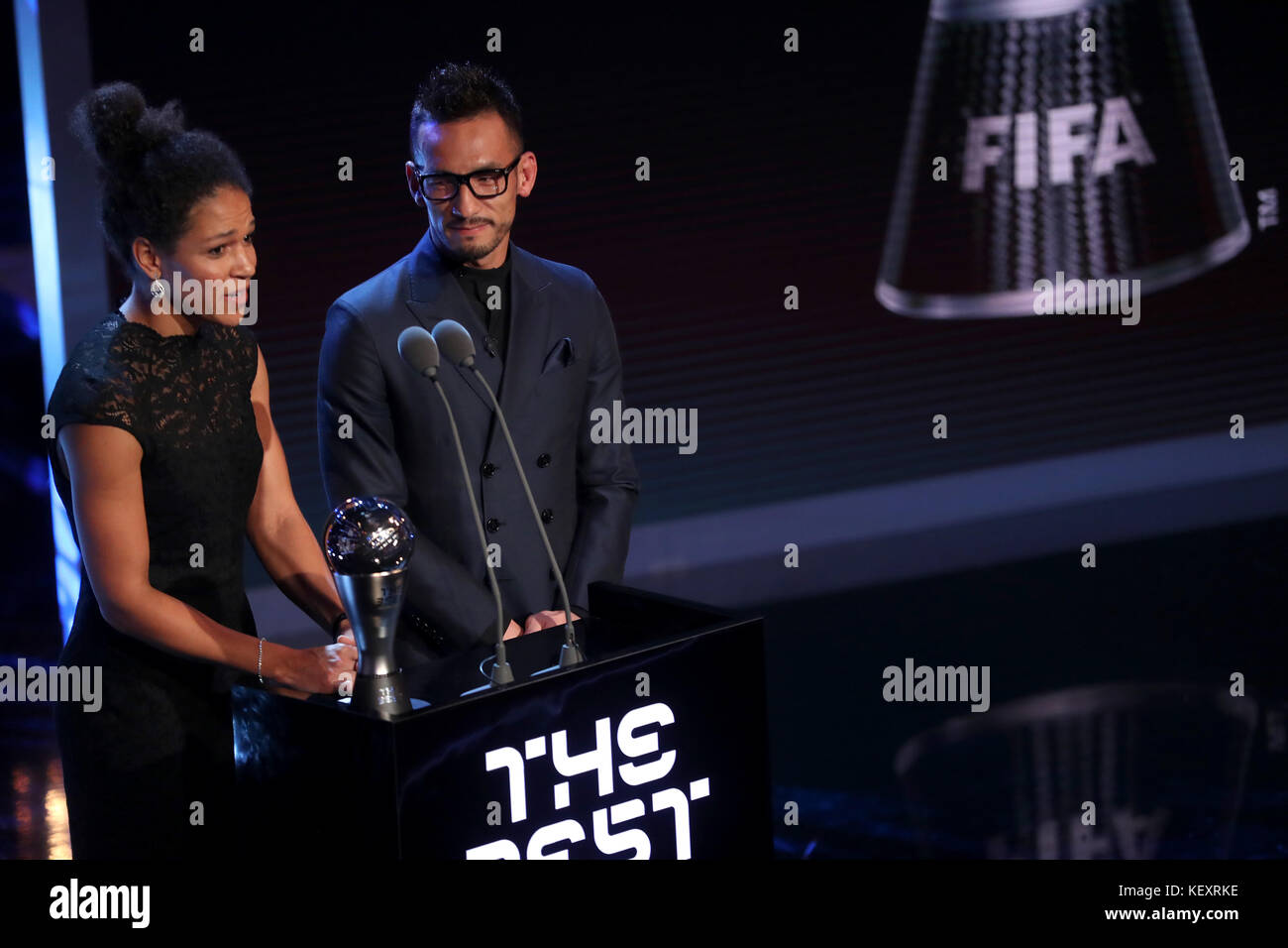 Celia Sasic et Hidetoshi Nakata présentent le prix du joueur féminin de l'année de la FIFA lors des Best FIFA football Awards 2017 au Palladium Theatre, Londres.APPUYEZ SUR ASSOCIATION photo.Date de la photo: Lundi 23 octobre 2017.Voir PA Story soccer Awards.Le crédit photo devrait se lire comme suit : Adam Davy/PA Wire. Banque D'Images