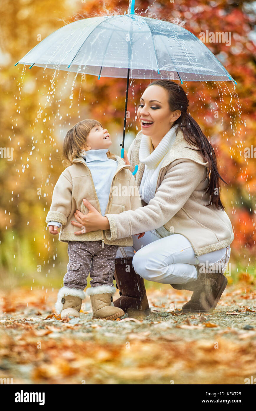 Mère Et Fille Sous Le Parapluie Se Cacher De La Pluie Drôle