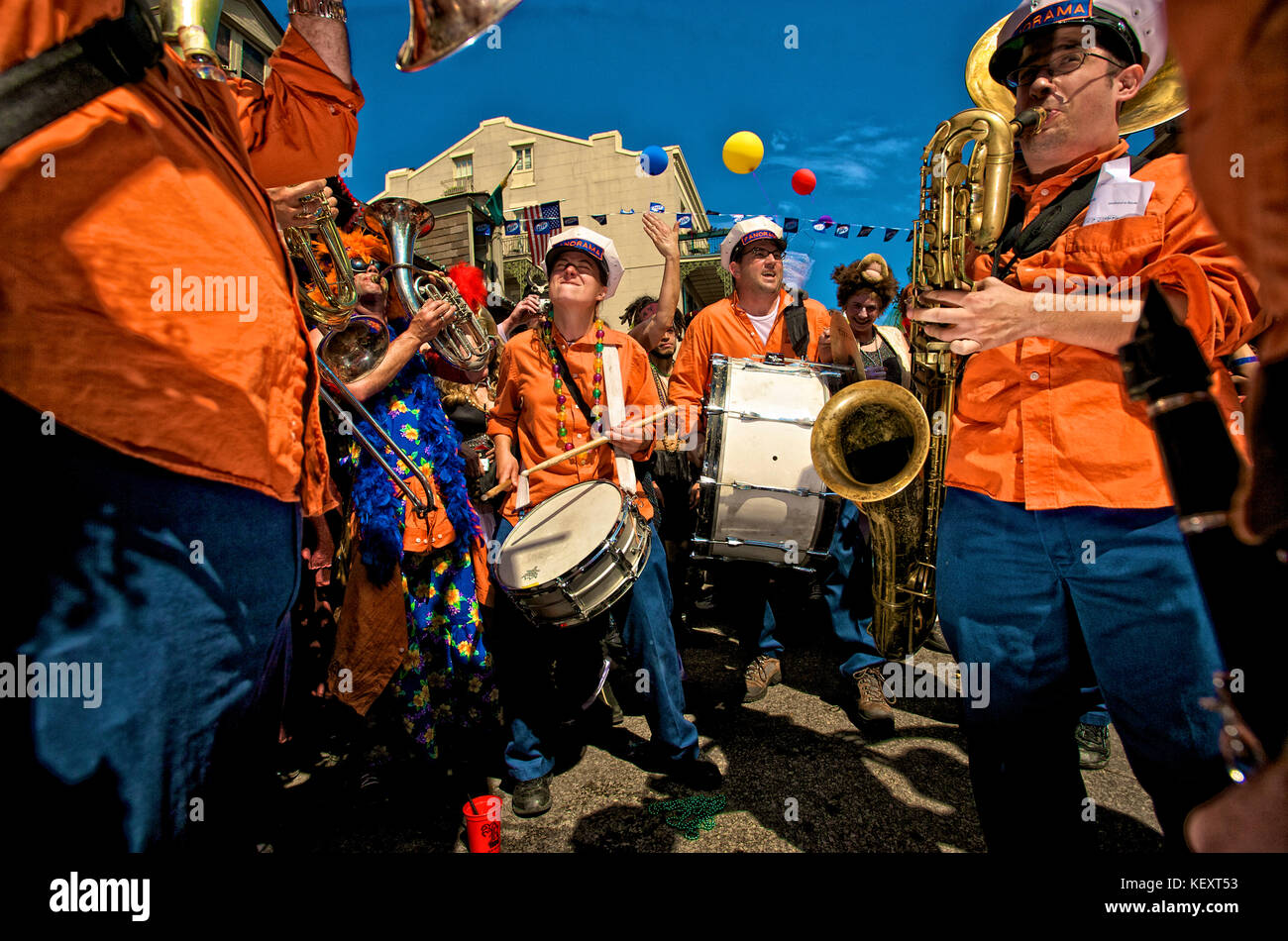 Le Panorama Brass Band mène une deuxième ligne défilent le jour du Mardi Gras à La Nouvelle-Orléans, Louisiane Banque D'Images