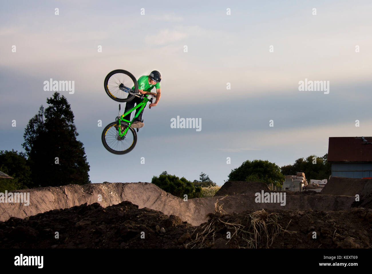 Guy French fait une « table » aux sauts du bureau de poste. Aptos, CA. 30 avril 2009 Banque D'Images