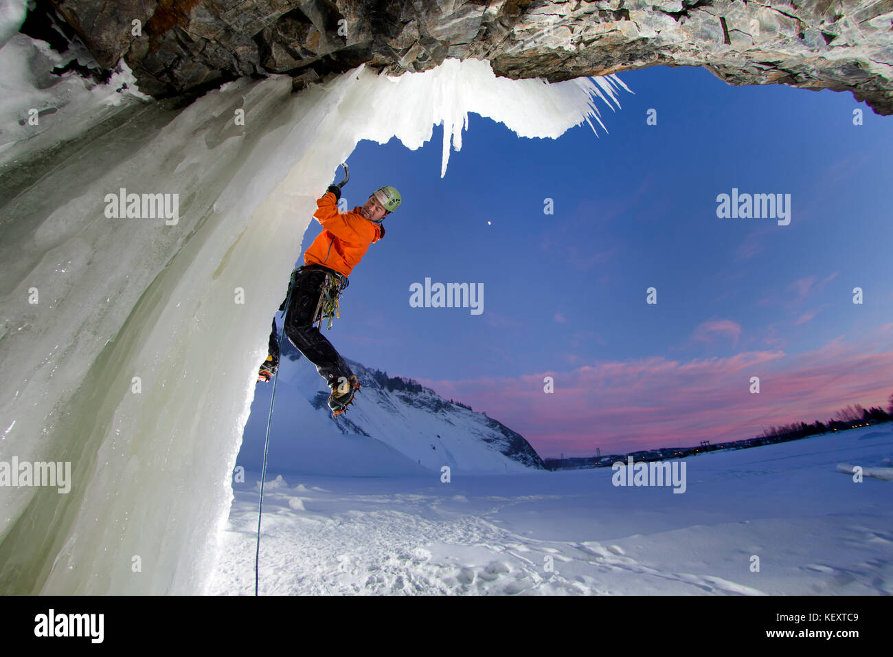 Le grimpeur professionnel, François Guy Thivierge du Canada, faisant son chemin jusqu'à la cascade de glace de Montmorency dans la région du Québec Banque D'Images