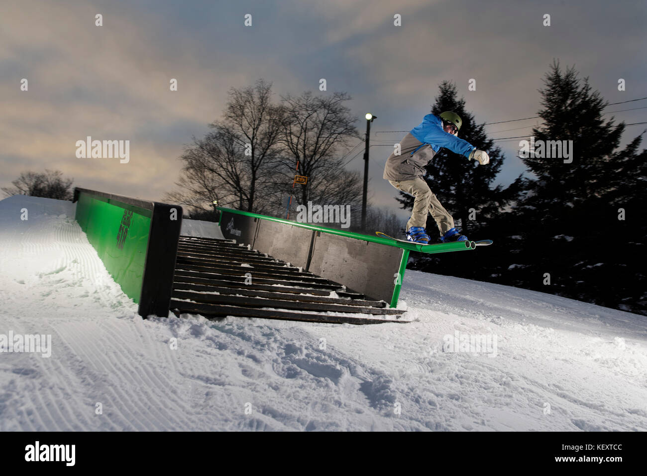 Le snowboarder fait le tour du parc au centre de ski de Stoneham, au Québec, au Canada Banque D'Images