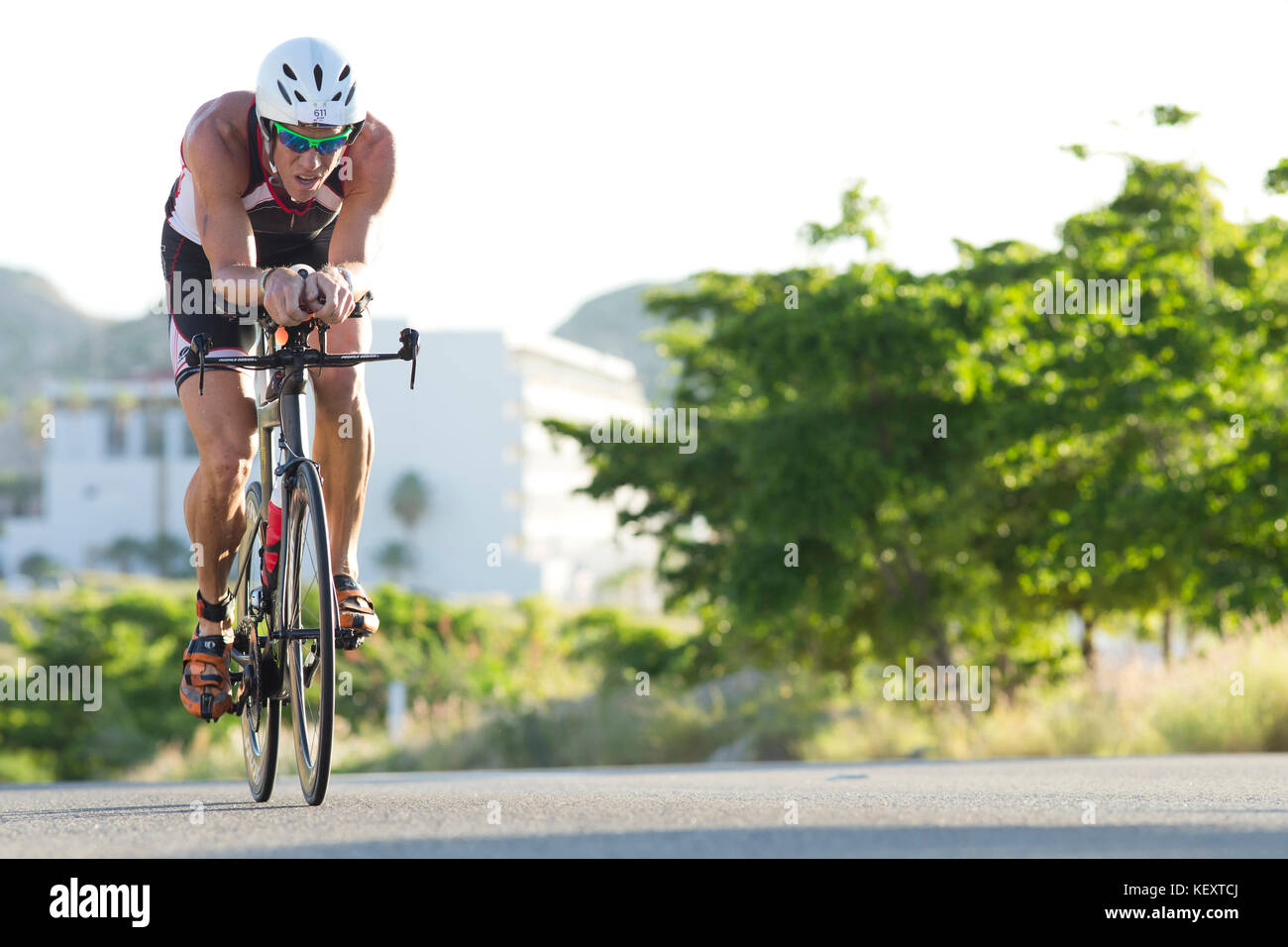 Triathlètes professionnels à l'étape de vélo de l'homme de fer Los Cabos 2015 à Los Cabos, Basse-Californie Banque D'Images