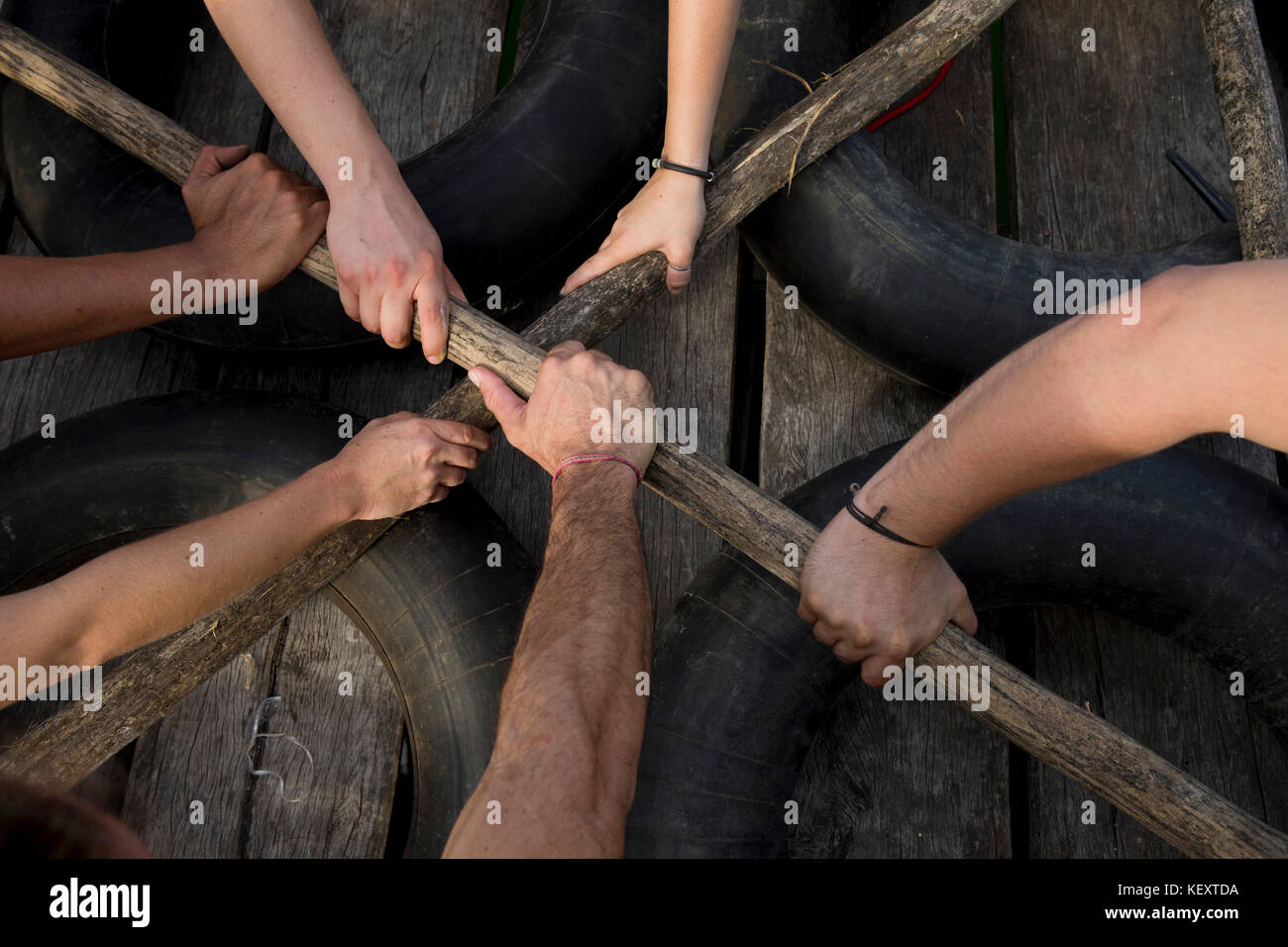 Groupe de personnes appréciant des activités de construction d'équipe au lagon de Pacchen près de CoB, à Quintana Roo, Mexique Banque D'Images