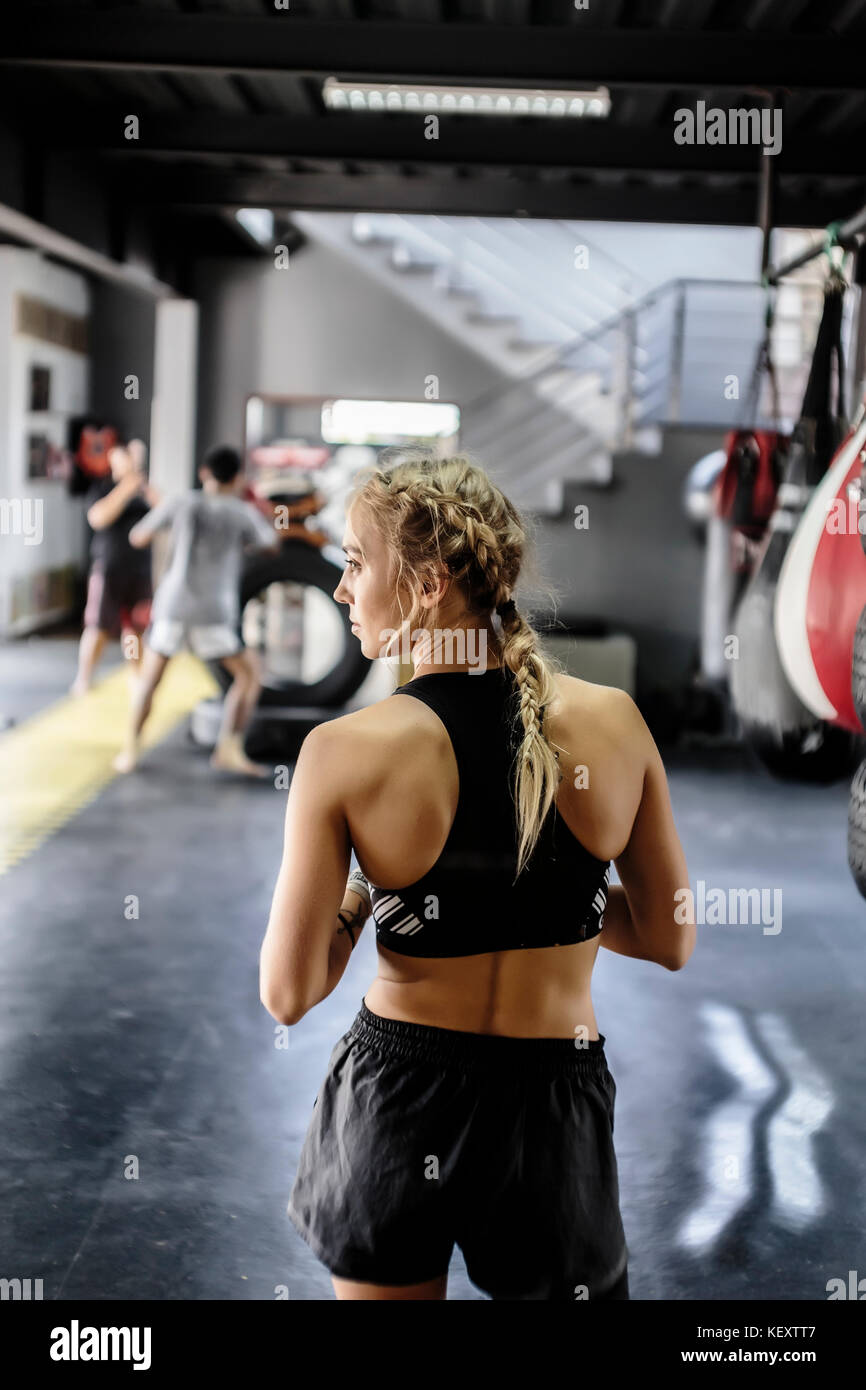 Photographie avec vue arrière de jeune femme en kickboxing sport, Seminyak, Bali, Indonésie Banque D'Images