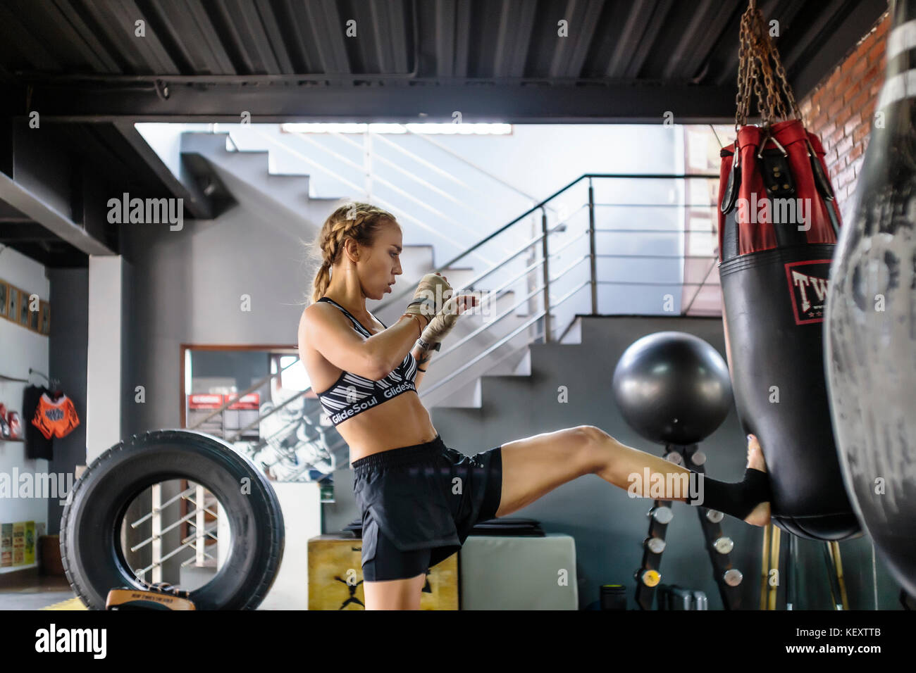 Entraînement De Boxeur Sur Un Sac De Boxe Dans La Salle De Sport. Banque  D'Images et Photos Libres De Droits. Image 161884373