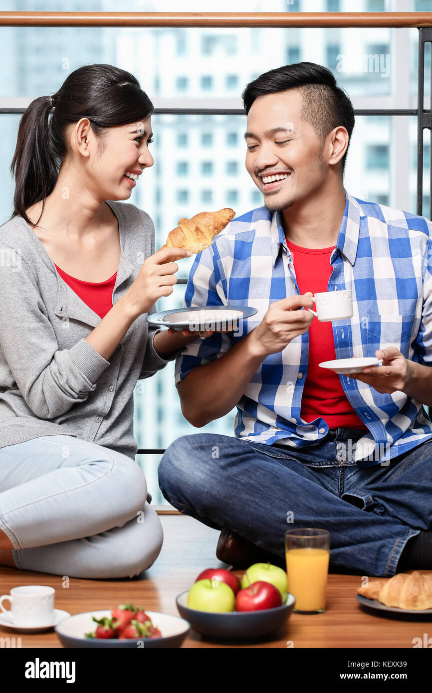 Young indonesian couple having breakfast Banque D'Images