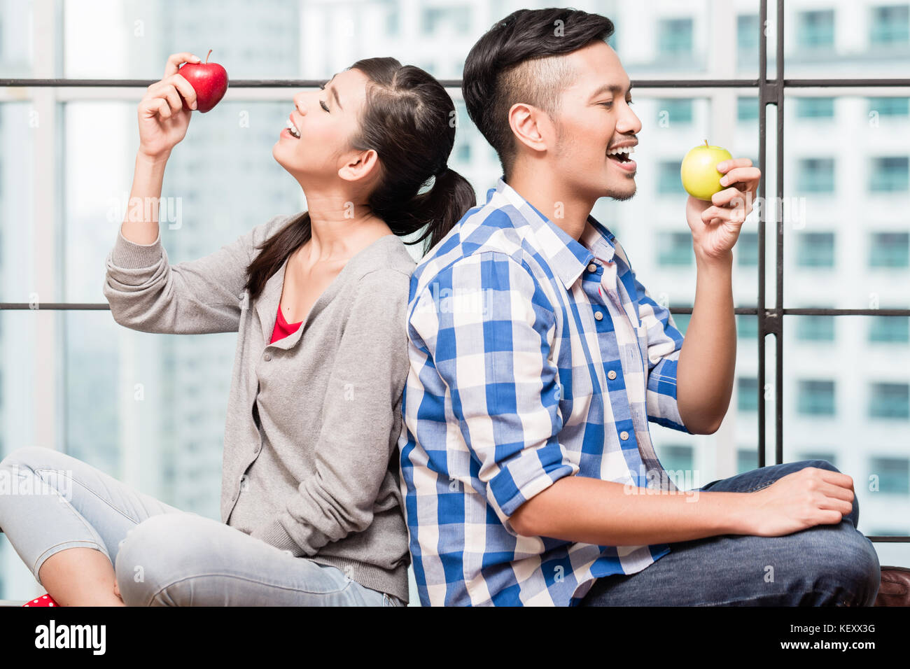 Couple asiatique pommes comme collation santé Banque D'Images