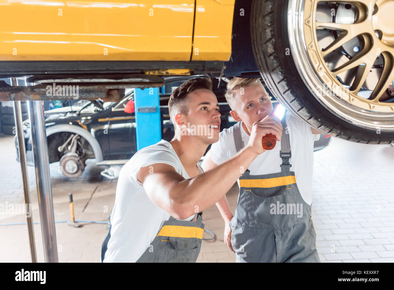Deux mécaniciens auto tuning une voiture par la modificati Banque D'Images