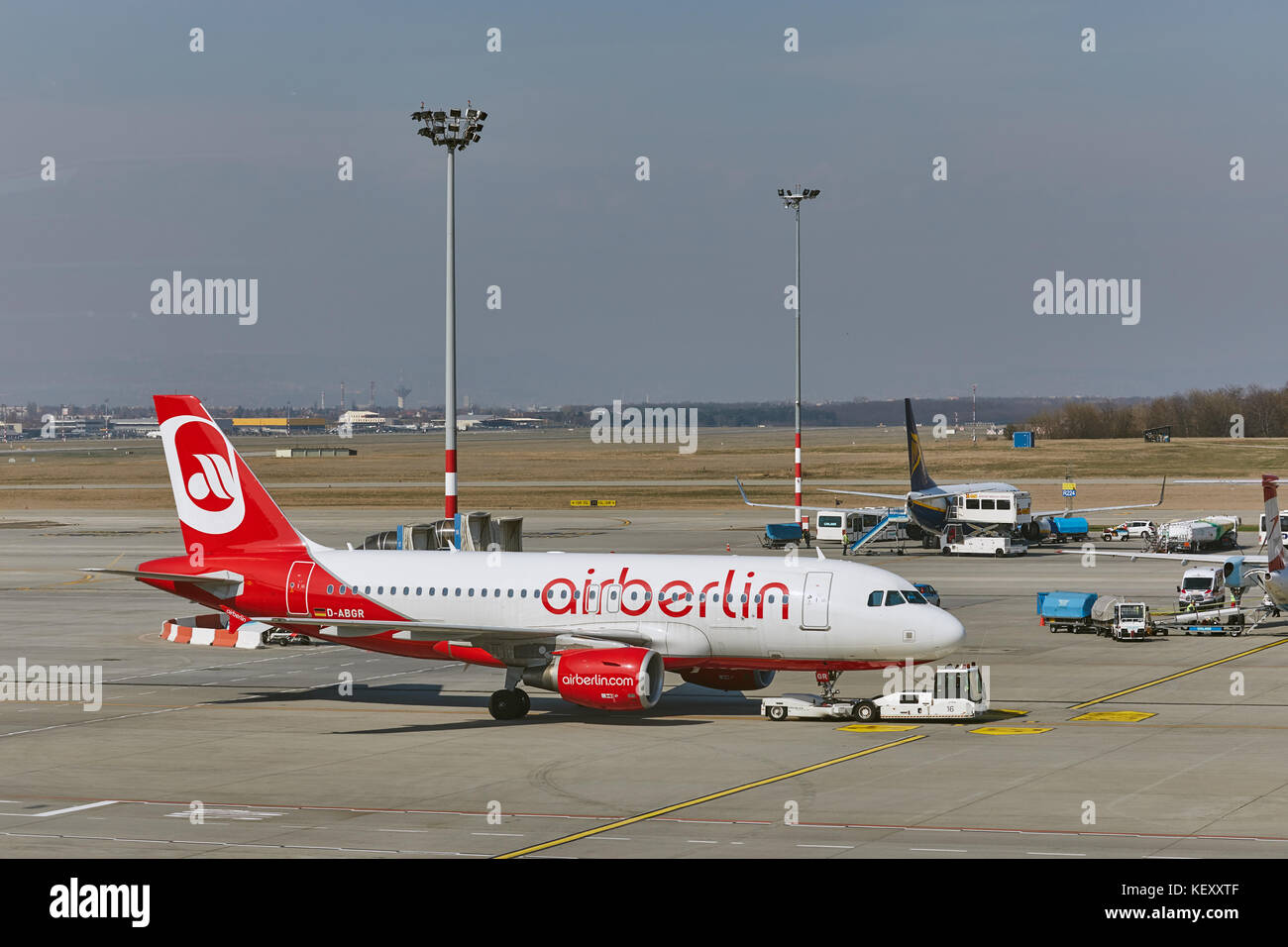 BUDAPEST, HONGRIE - le 22 mars 2017 : Avion de ligne de Air Berlin arrivant à l'aéroport de Liszt Ferenc de Budapest. est la deuxième plus grande compagnie aérienne. Banque D'Images