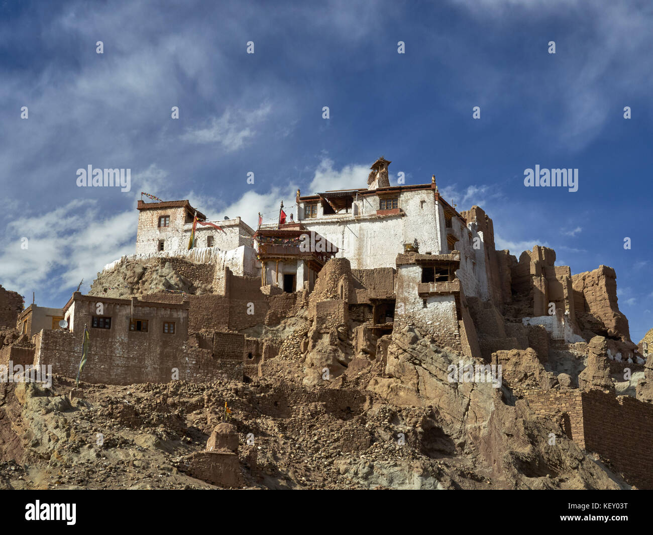 Monastère bouddhiste de basgo gonpa se dresse au sommet de la montagne parmi les affleurements rocheux, sous le ciel d'été bleu, Ladakh, Himalaya, northe Banque D'Images