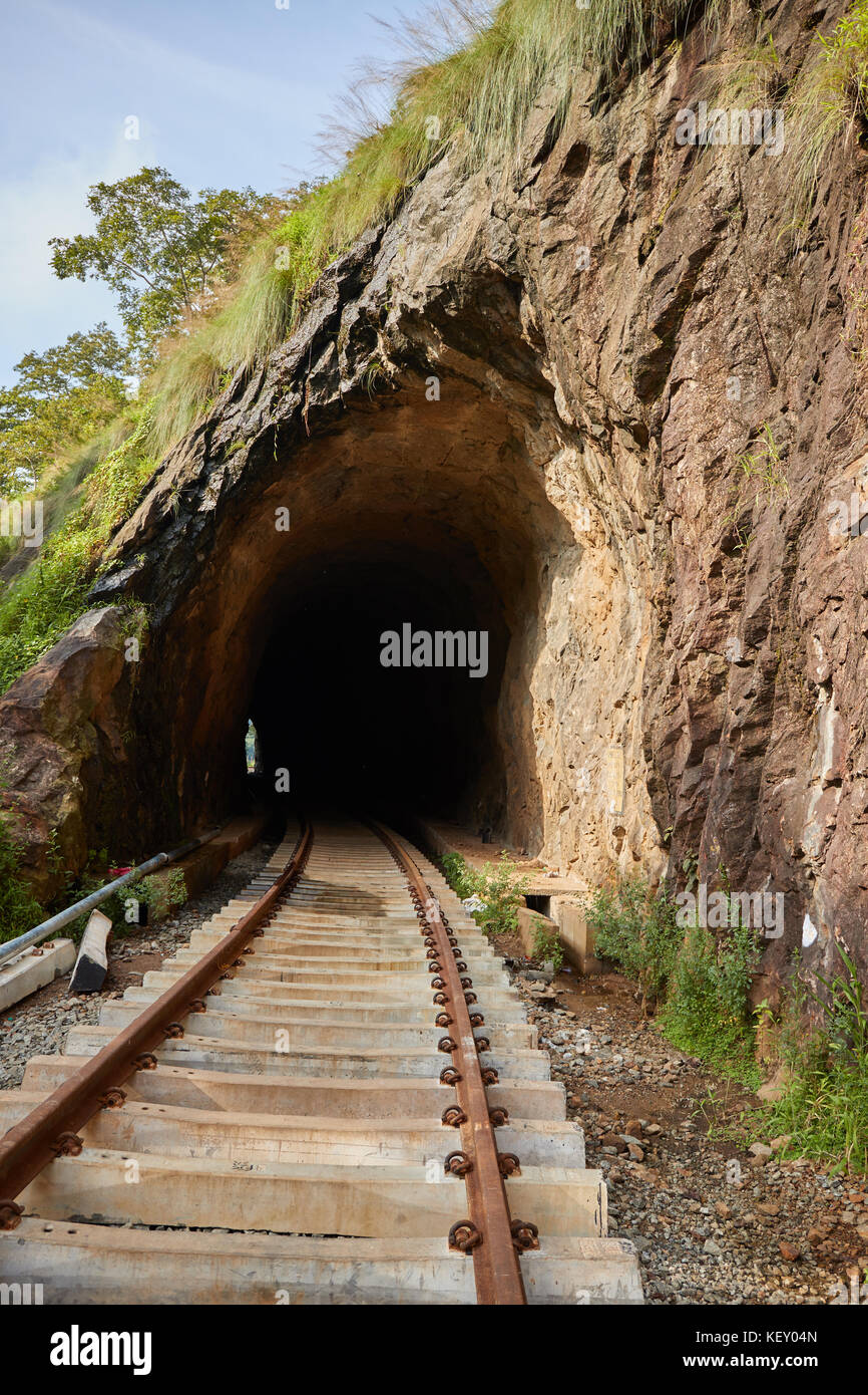 La sortie de darknes - Light à la fin du tunnel, Ombre de personnes debout dans le tunnel du Train Banque D'Images