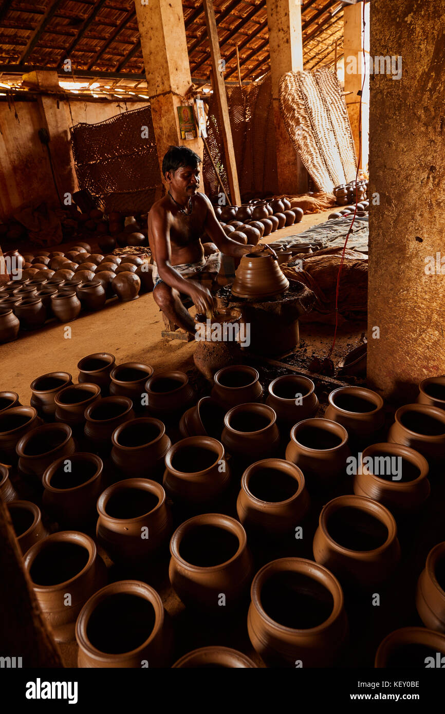 Mains de faire de pot en argile sur la roue de poterie ,sélectionner focus, close-up. potter élaborer le pot en argile terre cuite sur papule, dame helpers en terre cuite Banque D'Images