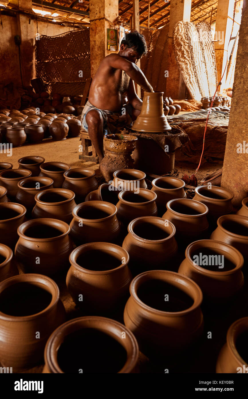 Mains de faire de pot en argile sur la roue de poterie ,sélectionner focus, close-up. potter élaborer le pot en argile terre cuite sur papule, dame helpers en terre cuite Banque D'Images