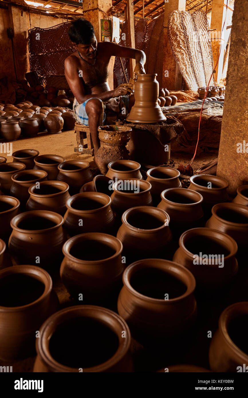 Mains de faire de pot en argile sur la roue de poterie ,sélectionner focus, close-up. potter élaborer le pot en argile terre cuite sur papule, dame helpers en terre cuite Banque D'Images