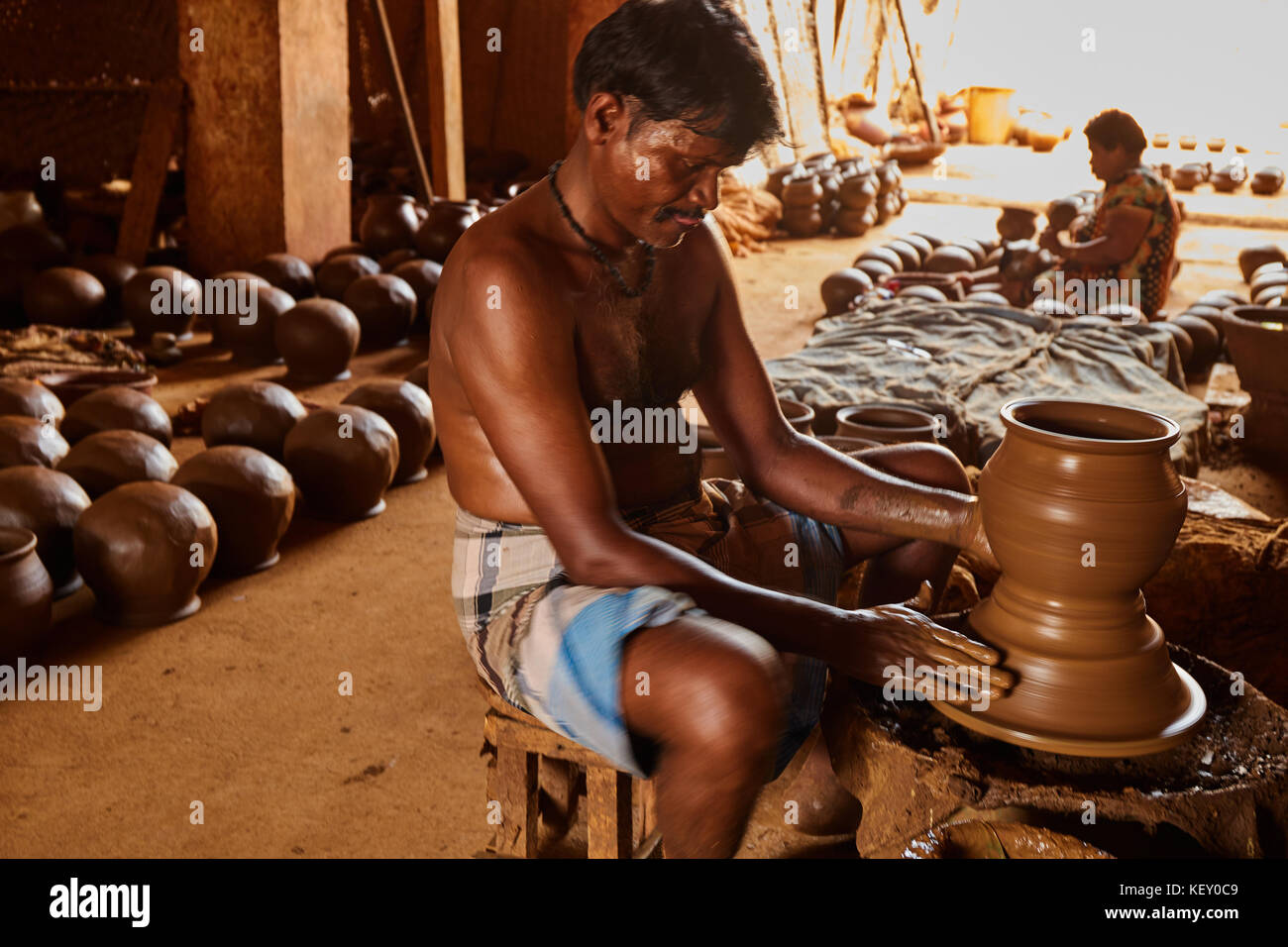 Mains de faire de pot en argile sur la roue de poterie ,sélectionner focus, close-up. potter élaborer le pot en argile terre cuite sur papule, dame helpers en terre cuite Banque D'Images