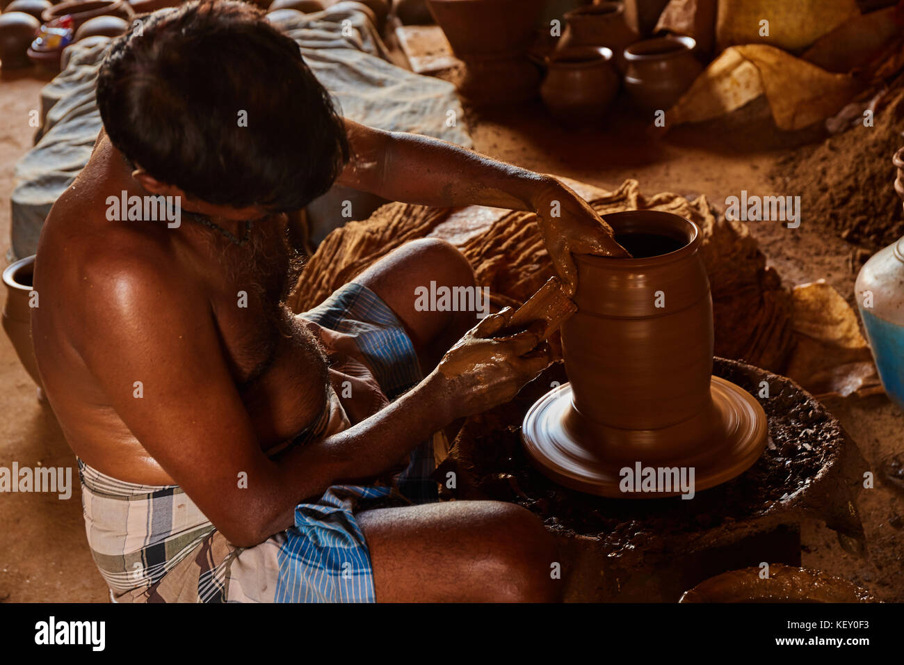 Mains de faire de pot en argile sur la roue de poterie ,sélectionner focus, close-up. potter élaborer le pot en argile terre cuite sur papule, dame helpers en terre cuite Banque D'Images