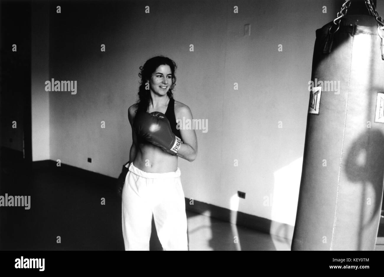 Femme/Fille dans boxing gym après entraînement Banque D'Images