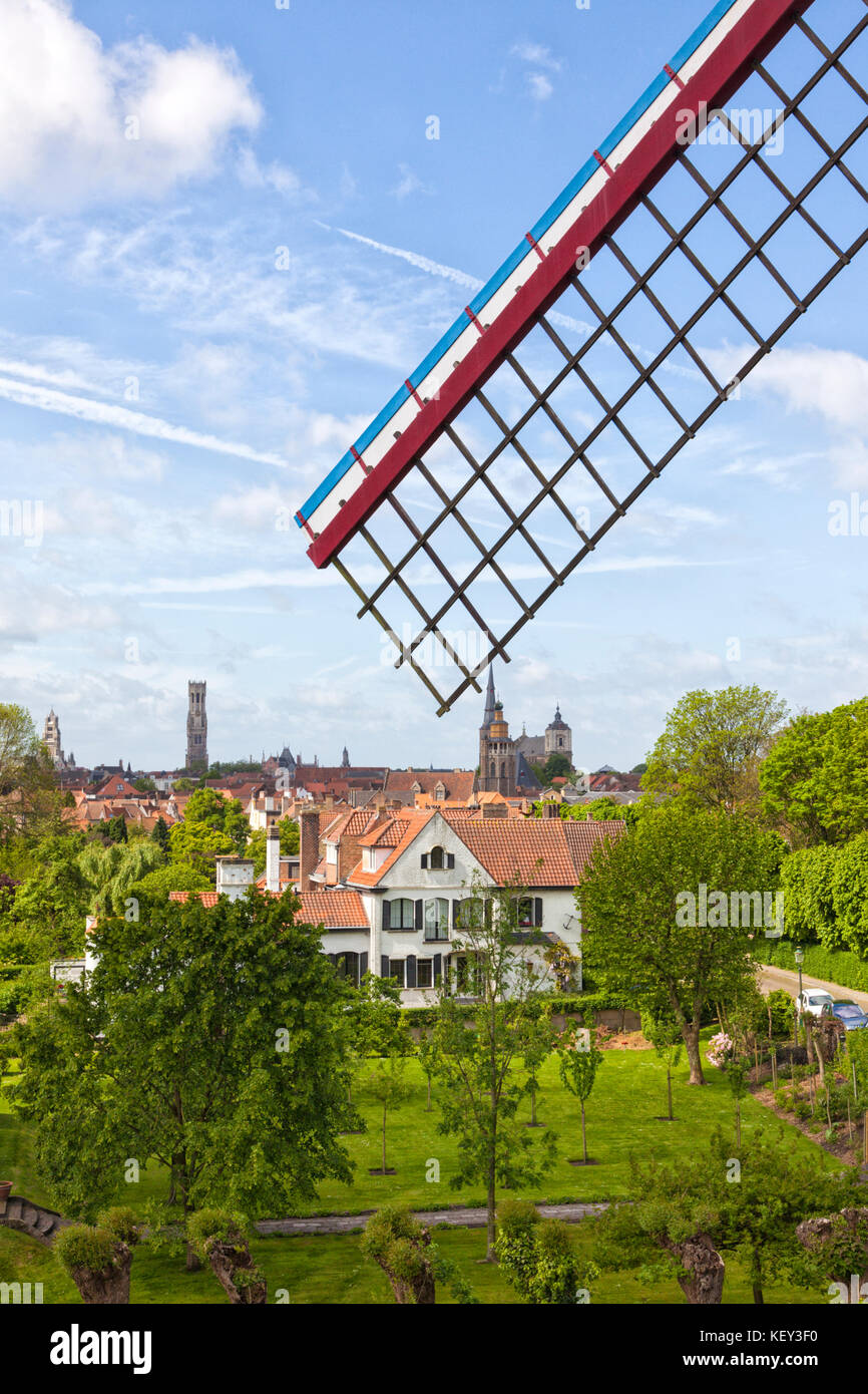 Vue sur Bruges, Belgique, aile du moulin à vent historique en premier plan Banque D'Images