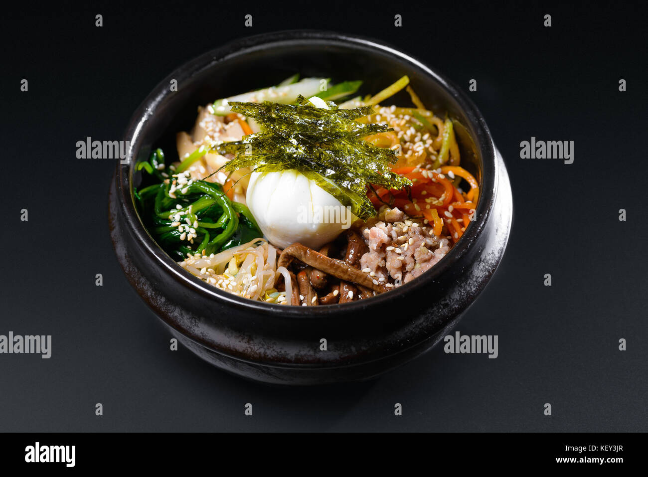 Soupe coréenne avec des œufs et des algues Banque D'Images