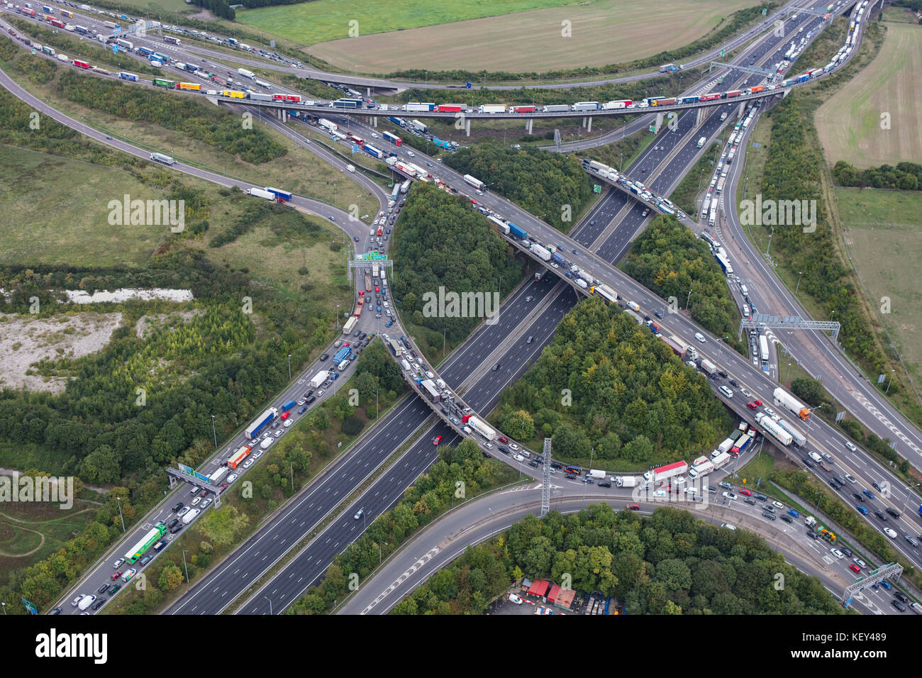 Vue aérienne d'une congestion d'autoroute autour de la sortie 2 de la M25 Banque D'Images