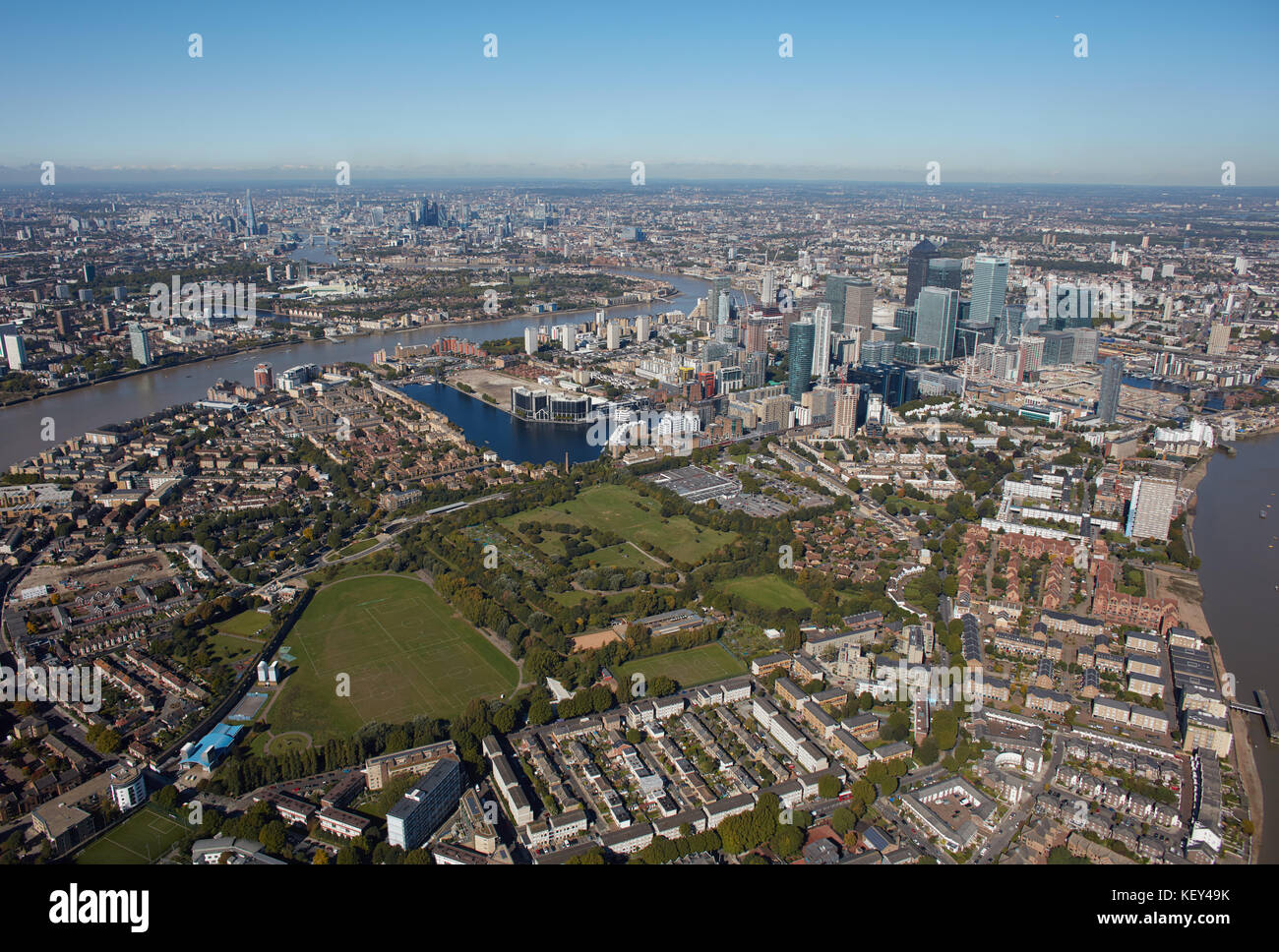 Une vue aérienne de Londres à partir de l'extrémité sud de l'Isle of Dogs vers la ville Banque D'Images