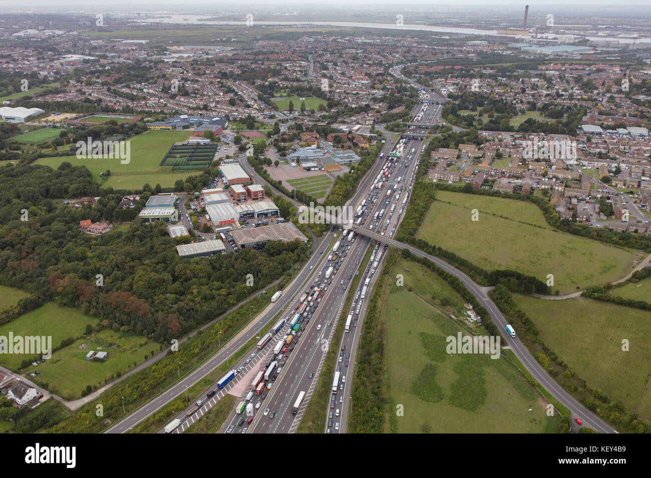 Une vue aérienne de l'encombrement du trafic sur la M25 La position de la sortie 2 vers le Dartford Crossing Banque D'Images