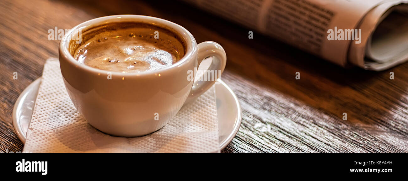 Tasse à café et journal sur une table en bois. Bon Matin ou Pause café Concept. Banque D'Images