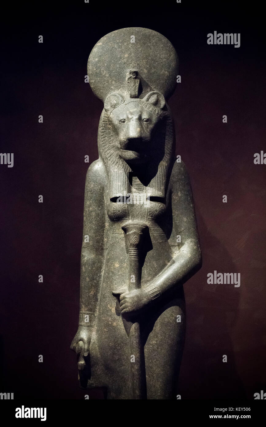 Turin. L'Italie. Statue de la déesse lionne Sekhmet égyptien avec un disque solaire et l'uraeus et tenant un sceptre Wadj sous la forme d'une fleur de papyrus. Banque D'Images