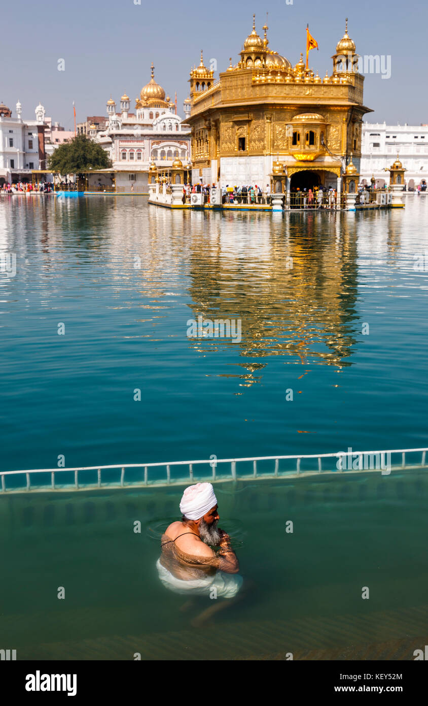 Dévot sikh, l'homme se baignant dans la piscine du Golden Temple d'Amritsar, le lieu le plus sacré de pèlerinage et gurdwara sikh, Amritsar, Punjab, India Banque D'Images