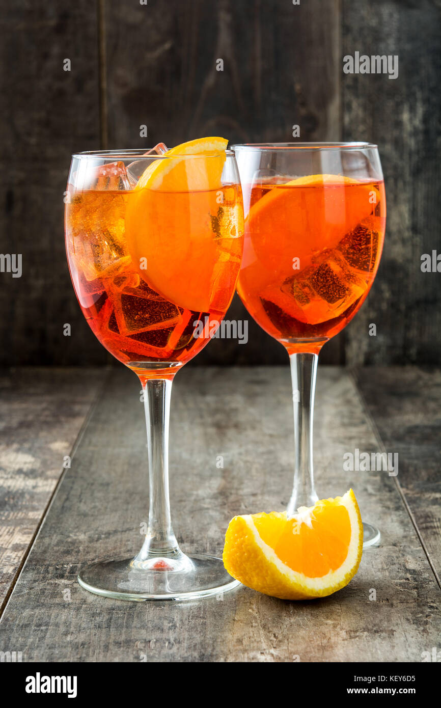 Aperol spritz cocktail dans le verre sur la table en bois Banque D'Images