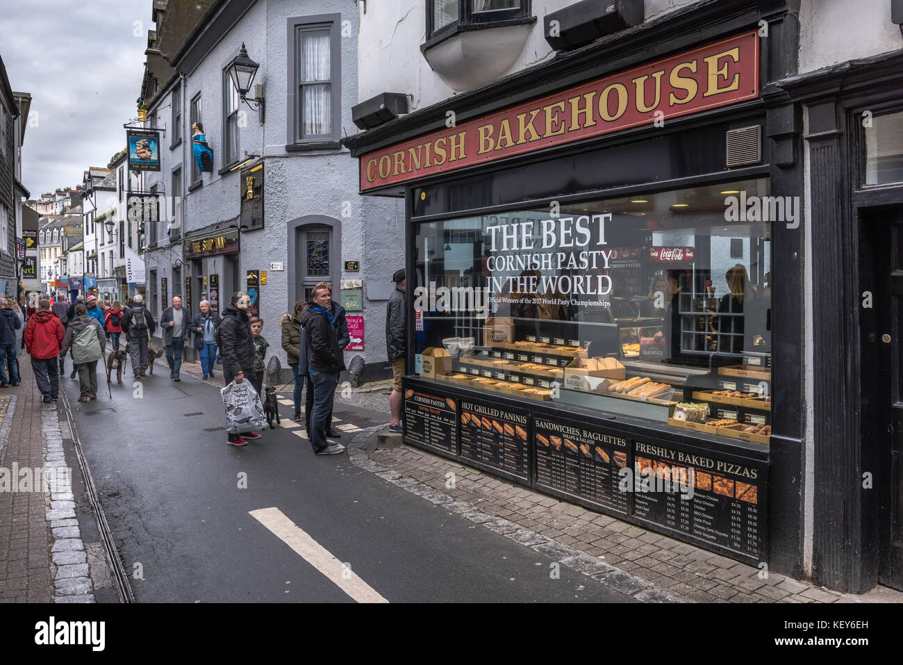 Le Fournil de Cornouailles dans le célèbre village de pêcheurs de Cornouailles Looe, lauréats du monde 2017 Pasty championnats. Banque D'Images