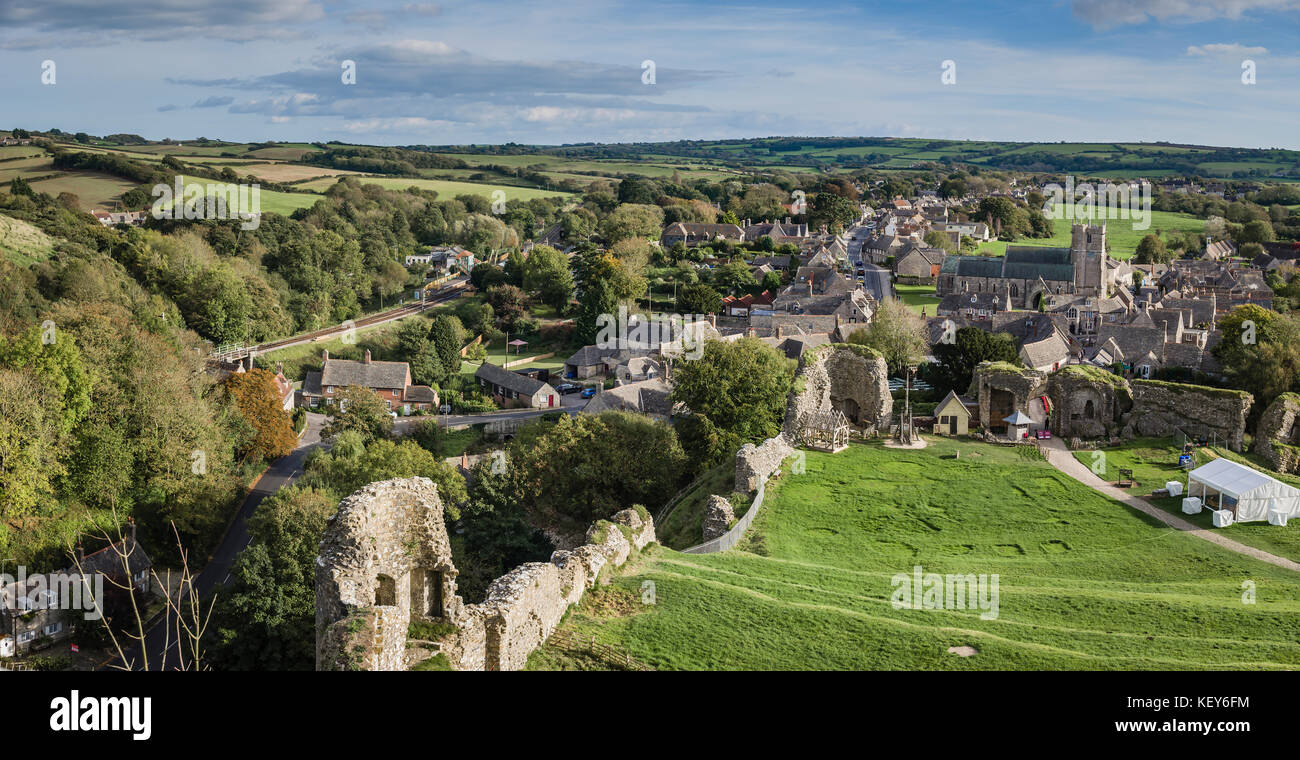 Château de Corfe village, Dorset. Banque D'Images