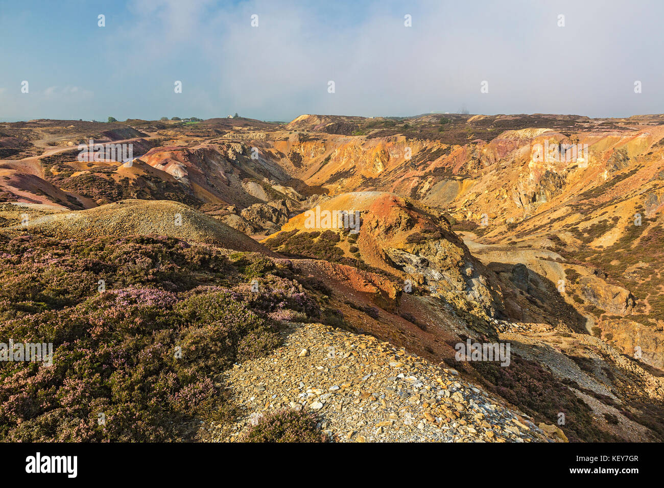 Parys Mountain mine de minerai de cuivre désaffectée montrant vue de la grande exploitation à ciel ouvert dans la lumière du matin près de North West Holyhead Anglesey au nord du Pays de Galles UK Septembre Banque D'Images