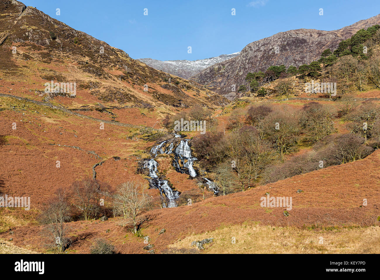 Cascades sur la rivière Afon (MCG) Llançà vue depuis le chemin d'Watkin Mont Snowdon avec la crête de Clogwyn Du dans l'arrière-plan Banque D'Images