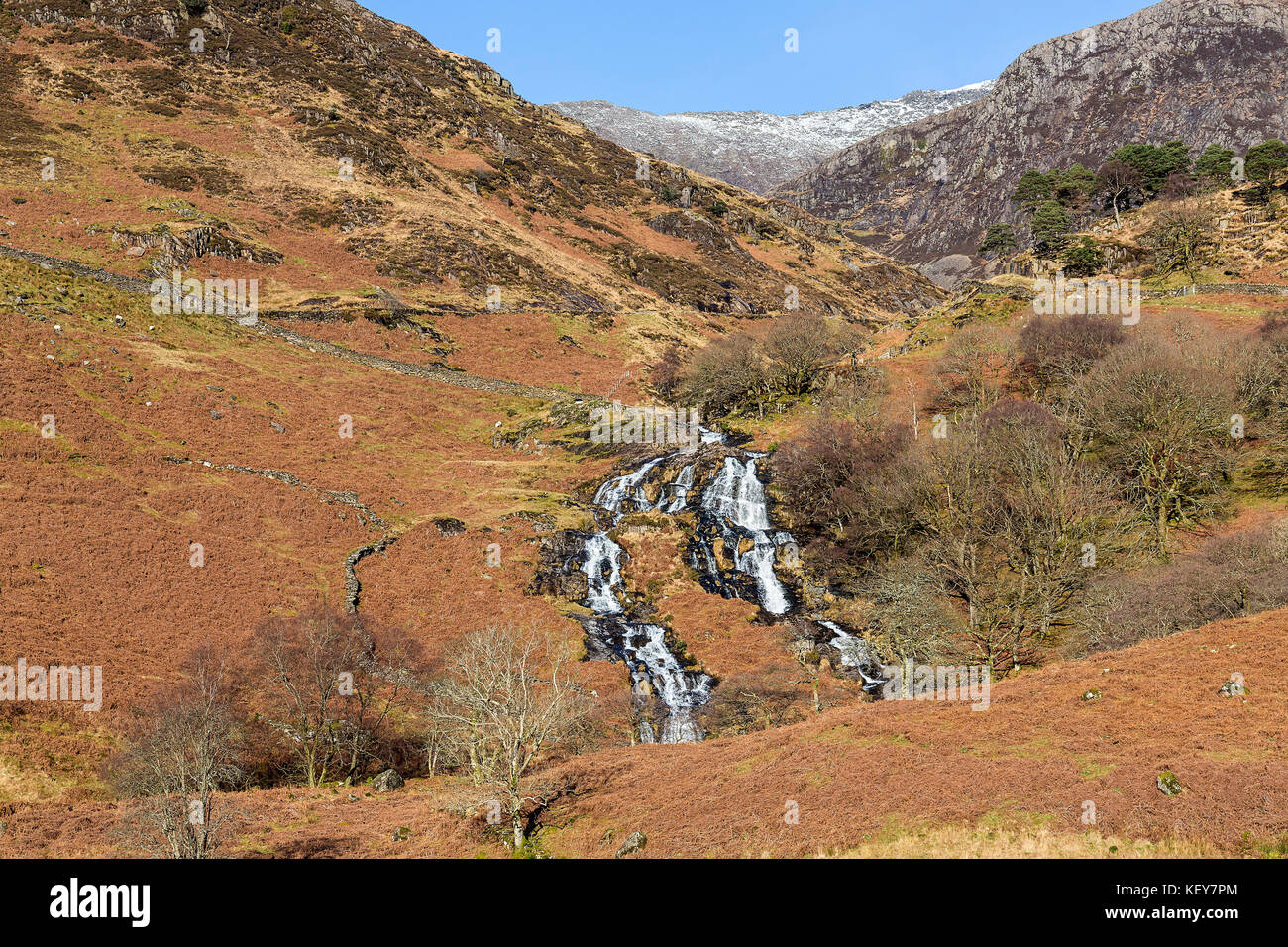 Cascades sur la rivière Afon (MCG) Llançà vue depuis le chemin d'Watkin Mont Snowdon avec la crête de Clogwyn Du dans l'arrière-plan Banque D'Images