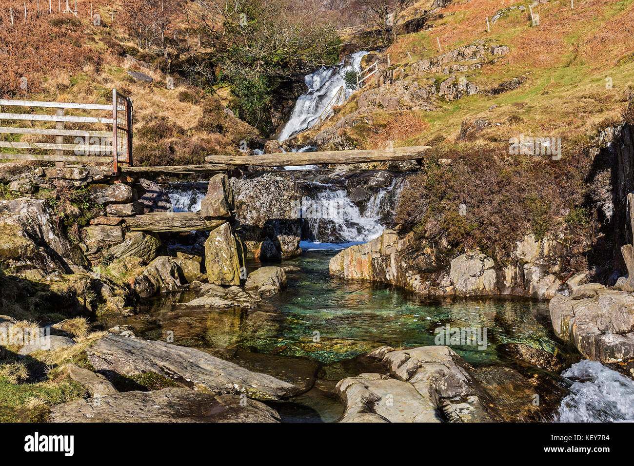 Les chutes d'eau et pont de pierre sur l'ardoise d'Afon (rivière) mcg Llançà montrant piscine turquoise près du chemin Mont Snowdon Watkin de Snowdonia National Park Banque D'Images