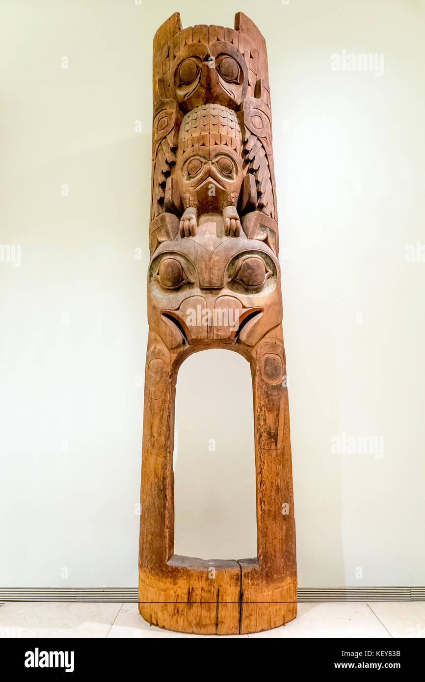 Poteau frontal de maison, ceddar rouge peuple haïda, Tanu, Colombie-Britannique, côte nord-ouest de l'Amérique, 19e siècle Banque D'Images