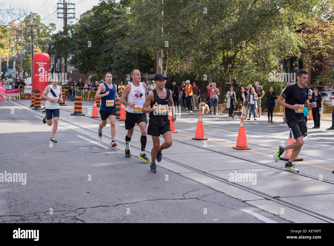 Toronto, Ontario/Canada - oct 22, 2017 : les coureurs de marathon en passant le 33km point de retour au 2017 Scotiabank Toronto Waterfront Marathon. Banque D'Images