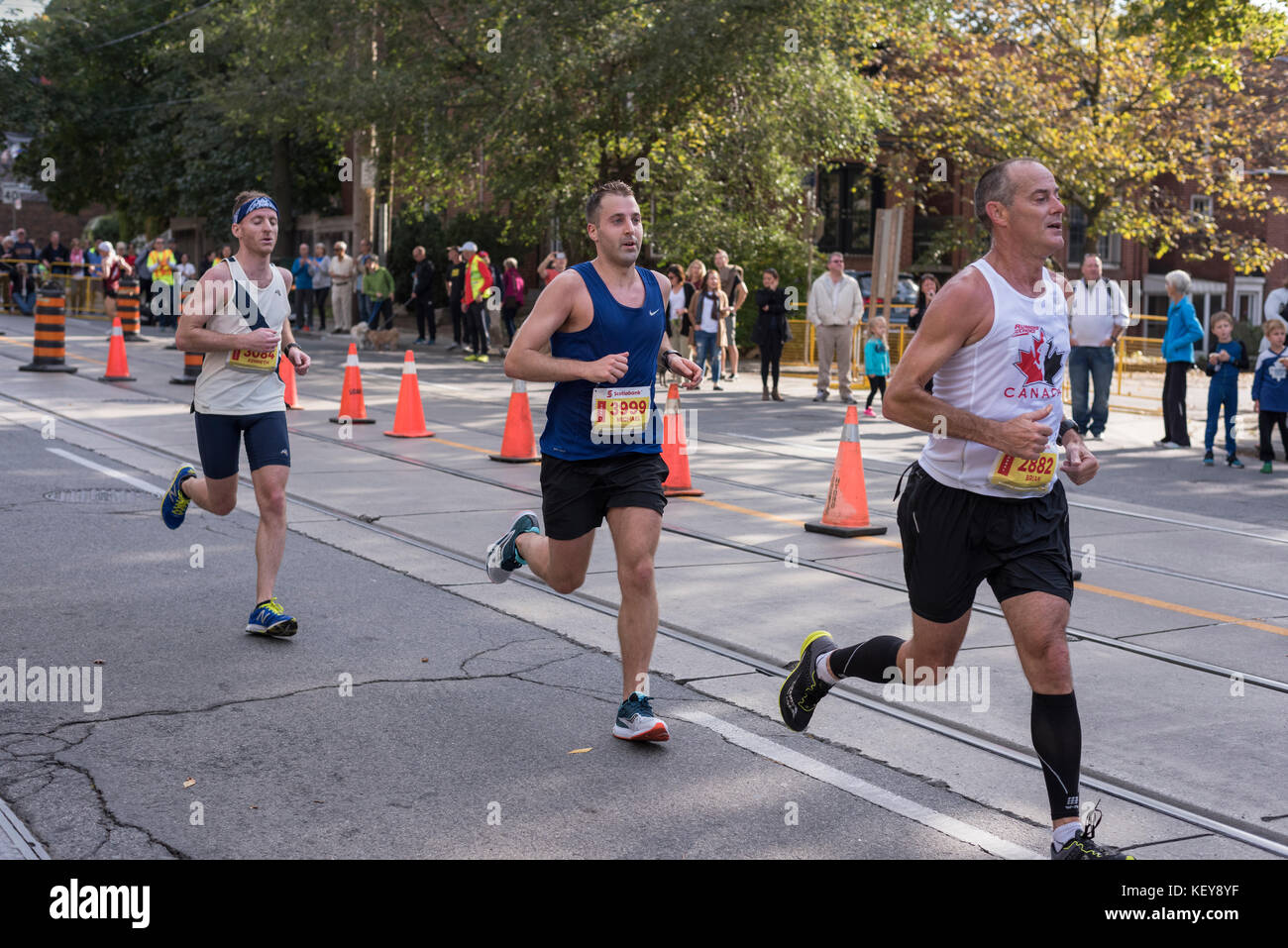 Toronto, Ontario/Canada - oct 22, 2017 : les coureurs de marathon en passant le 33km point de retour au 2017 Scotiabank Toronto Waterfront Marathon. Banque D'Images