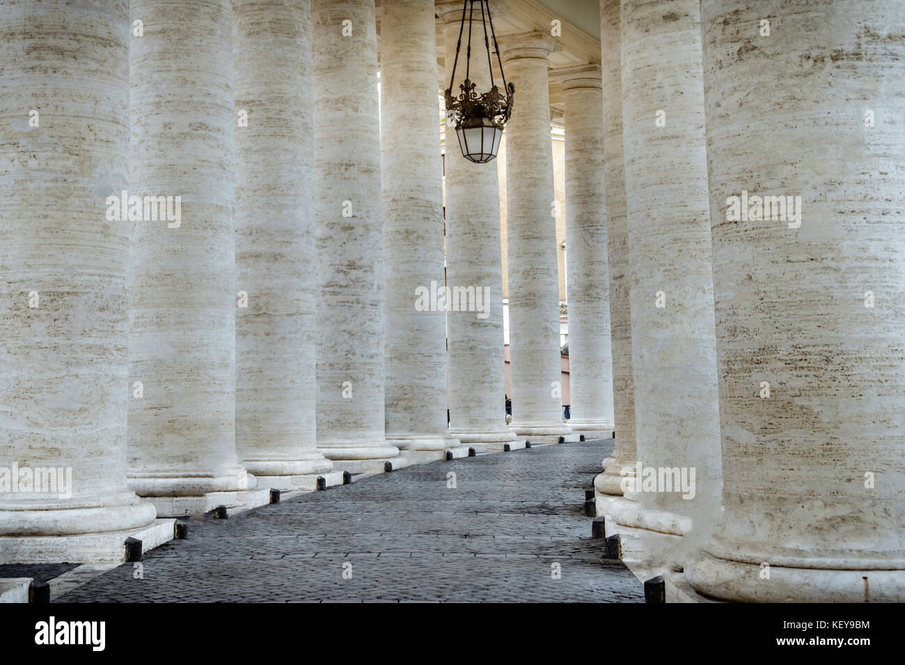 Les statues de saint des colonnades à st. Peter's square, qui est un grand plaza situé directement en face de st. la basilique Saint-Pierre au Vatican. Banque D'Images